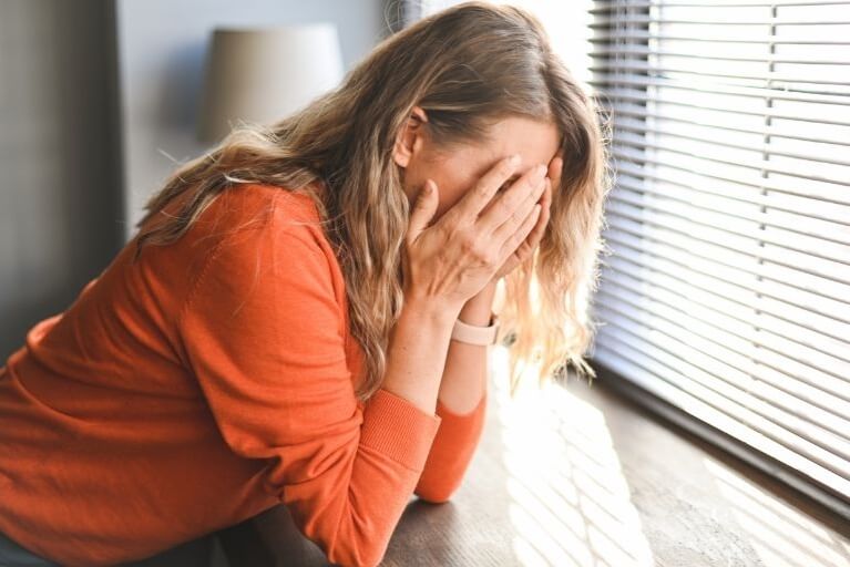 Vrouw met vermijdingsgedrag in chronische klachten