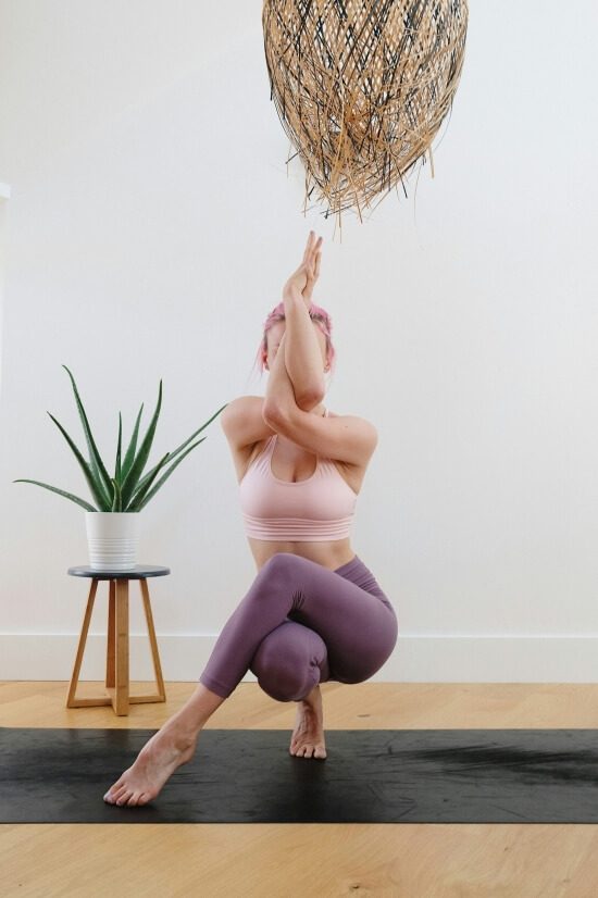 Yoga, illustratie bij emotionele detox oefening die de lichamellijke flexibiliteit beïnvloed